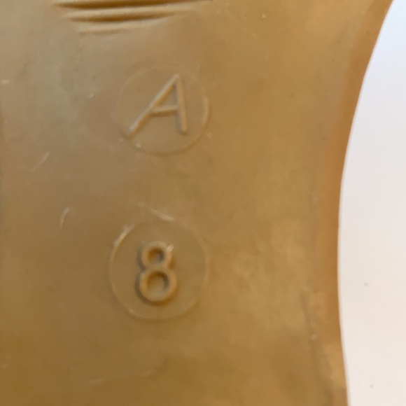 💜 SALE 2/$15 💜  NWT Tan Flats..Faux Suede w/Laser Cutouts!!! - Picture 4 of 4